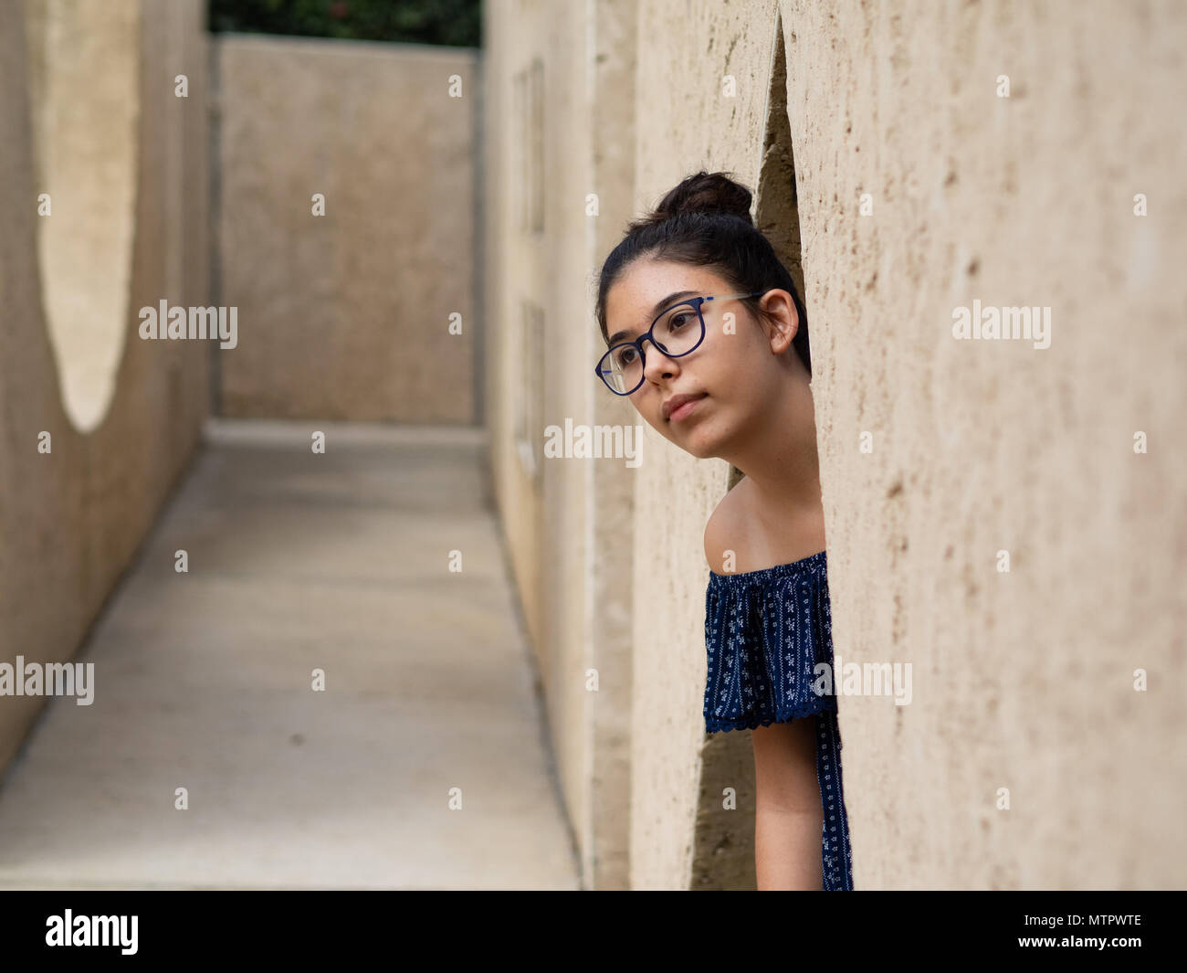 Les jeunes adolescents de sexe féminin dans un parc urbain de détente Banque D'Images