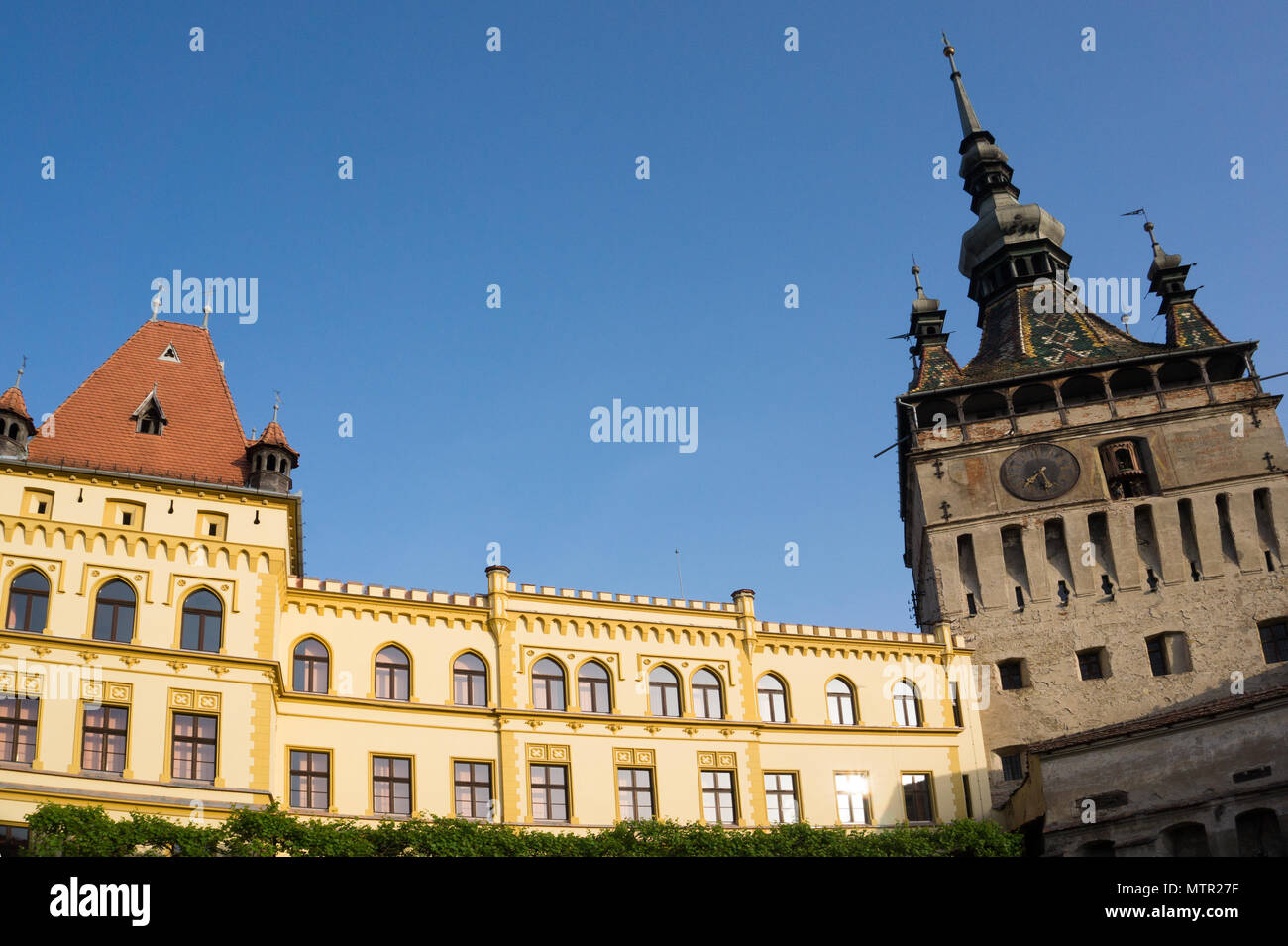 Scène de rue avec tour de l'horloge historique Transivania Roumanie Sighisoara. Banque D'Images
