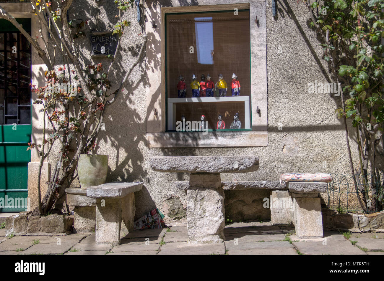 Le centre de l'Istrie, Croatie - bancs de pierre et de table en face d'une galerie d'art installé dans une ancienne résidence dans la ville médiévale de Grisignana Banque D'Images