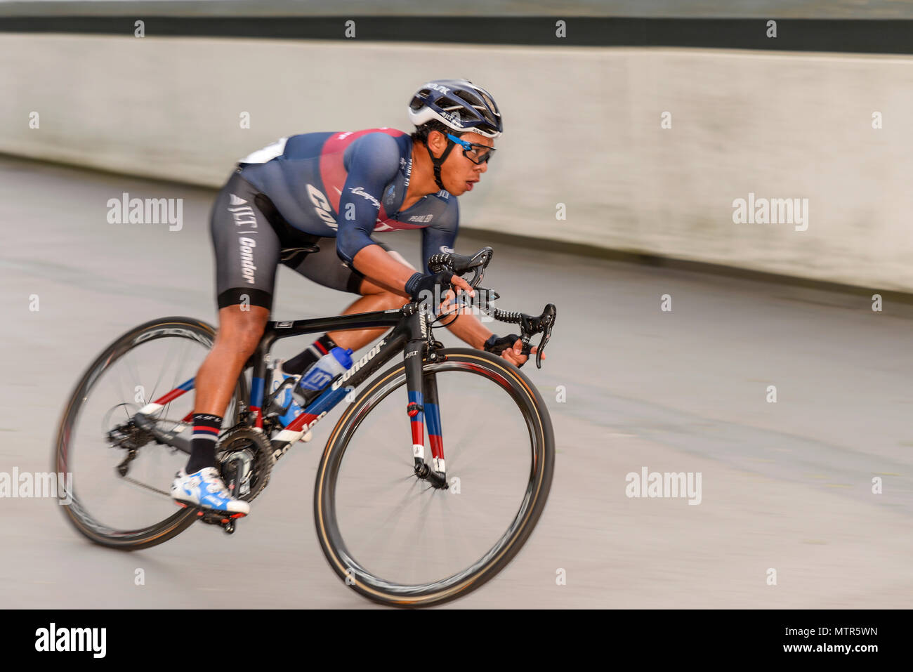 Germain Burton de JLT Condor dans la course elite men's 2018 OVO Tour énergétique cycle série race à Wembley, Londres, Royaume-Uni. Ronde 7 course de VTT. Banque D'Images