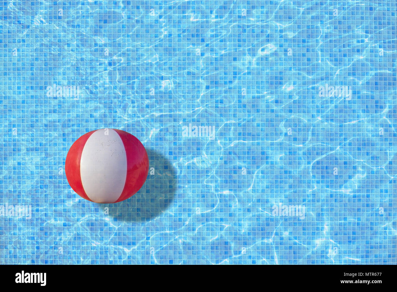 Balle en mosaïque turquoise concept piscine pour les périodes de jeu, retour au travail, à l'école commencent par exemple. Banque D'Images