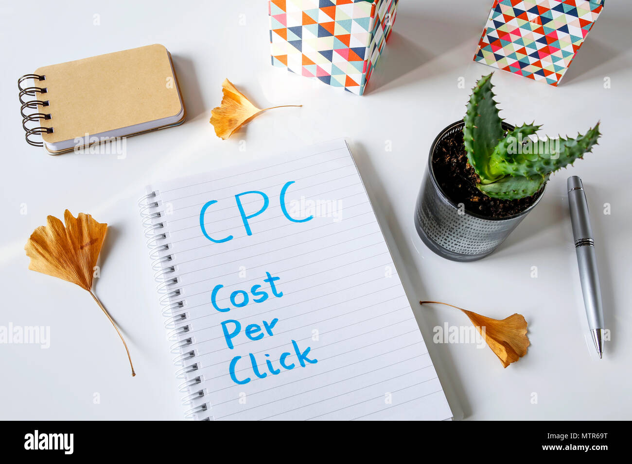 CPC Coût par clic écrit dans le tableau blanc sur l'ordinateur portable Banque D'Images