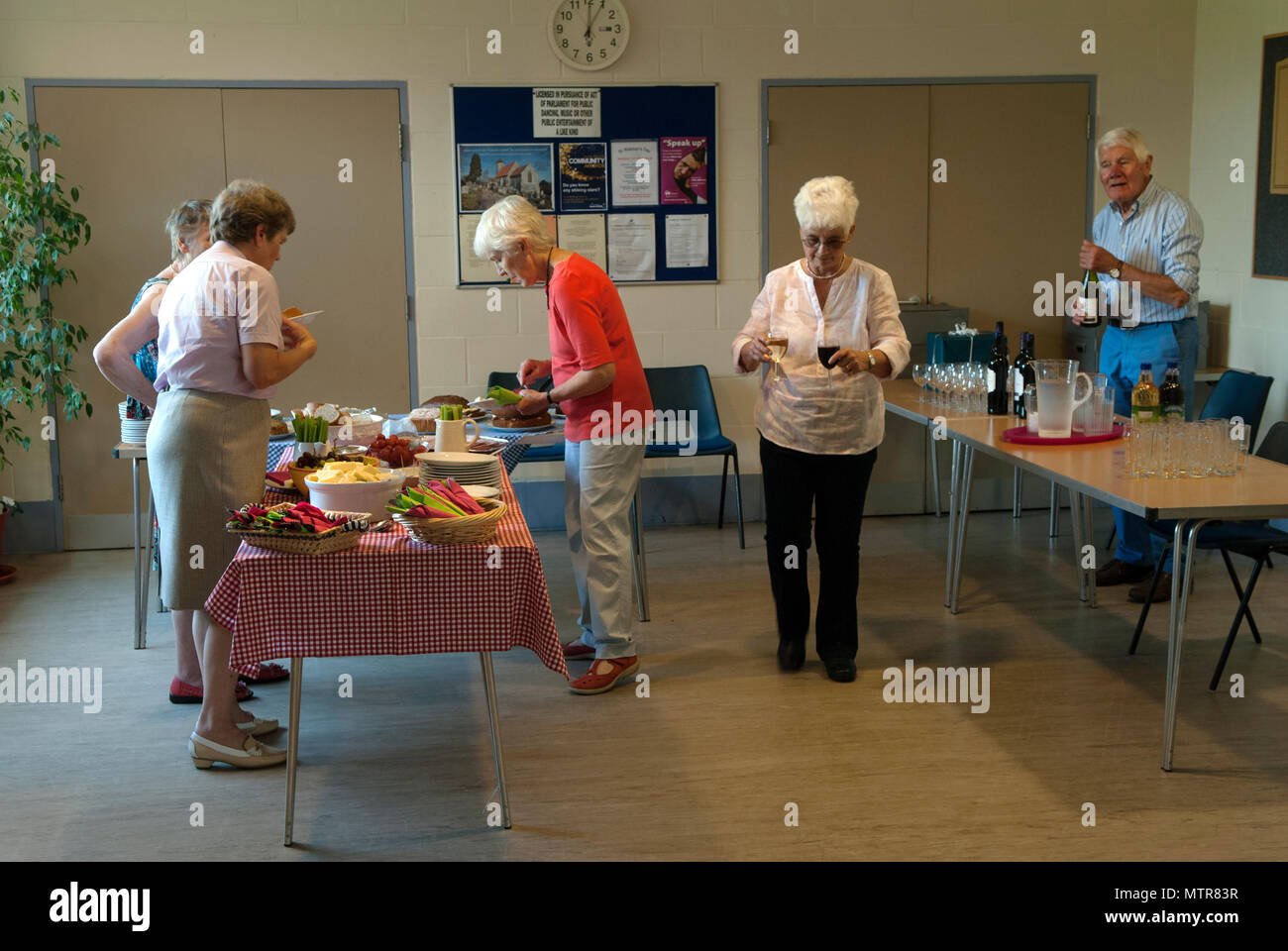 Village Hall Norfolk, Royaume-Uni Église d'Angleterre repas communautaire préparé par des femmes locales, pendant que l'homme s'occupe de la boisson. Angleterre des années 2018 2010. HOMER SYKES Banque D'Images