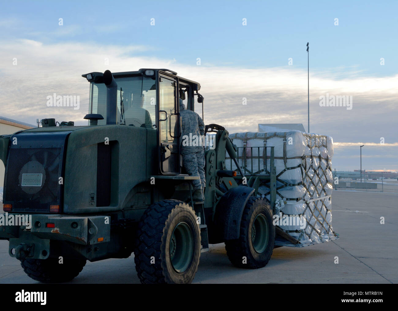 Un sergent d'état-major du 507th Logistics Readiness Squadron exploite un chariot élévateur à fourche de 10 000 livres sur terrain accidenté à Tinker Air Force base, Oklahoma, le 8 janvier 2017, lors d'un exercice de déploiement. Les réservistes de la 507e escadre de ravitaillement aérien effectuent des exercices de préparation opérationnelle, y compris la manutention du fret, la préparation à la mobilité et les tâches de soutien logistique pour préparer les inspections de préparation opérationnelle nucléaire à venir. L'exercice met l'accent sur l'efficacité, la précision et la coordination de la préparation au déploiement. Banque D'Images