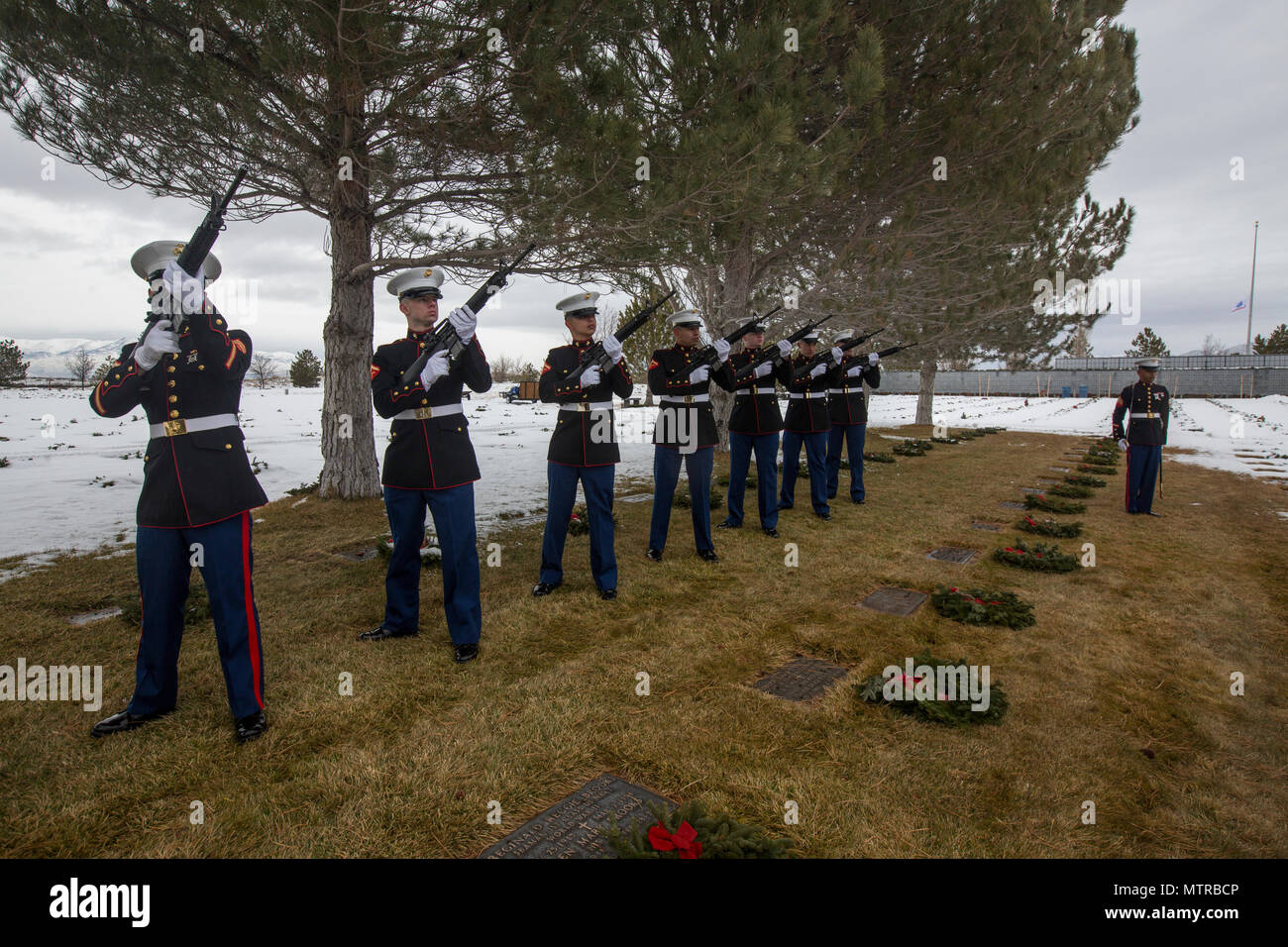 Les Marines américains avec la société de services de transport (rein), du bataillon logistique de combat 23, rendre un hommage à la carabine au cours d'une cérémonie funèbre pour l'ancien Corps des Marines américains Le Lieutenant-général Martin L. Brandtner au nord du Nevada Veterans Memorial Cemetery, Fernley, Nevada, 19 janvier 2017. Le lieutenant général Brandtner est l'un des deux Marines pour être attribué deux croix Marine pour ses actions pendant la guerre du Vietnam. Il a pris sa retraite après avoir servi 33 ans dans le Corps des Marines et laisse derrière lui sa femme Sandra et ses quatre enfants. (U.S. Marine Corps photo par Lance Cpl. Danny Gonzalez) Banque D'Images