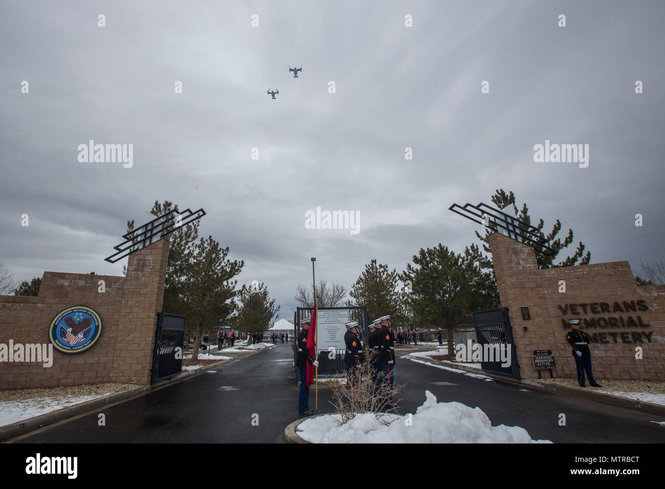 U.S. Marine Corps MV-22B Balbuzard effectuer un survol du nord du Nevada au Cimetière commémoratif des anciens combattants, en l'honneur du lieutenant-général Martin L. Brandtner en Fernley, Nevada, 19 janvier 2017. Le lieutenant général Brandtner est l'un des deux Marines pour être attribué deux croix Marine pour ses actions pendant la guerre du Vietnam. Il a pris sa retraite après avoir servi 33 ans dans le Corps des Marines et laisse derrière lui sa femme Sandra et ses quatre enfants. (U.S. Marine Corps photo par Lance Cpl. Danny Gonzalez) Banque D'Images