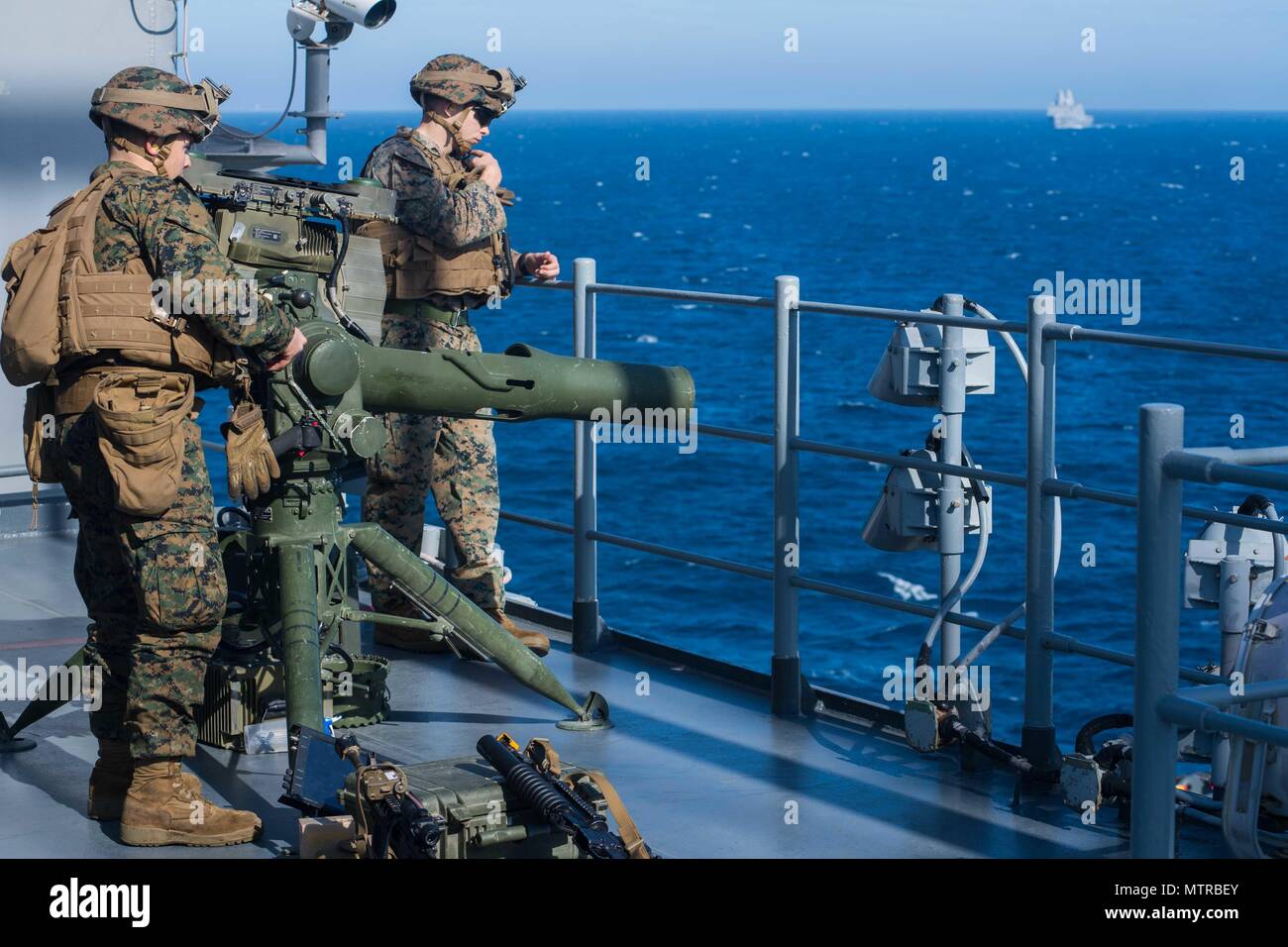 170118-N-AV754-022 OCÉAN ATLANTIQUE (janvier 1985). 18, 2017) la FPC. Andreu Mitchell et le Cpl. Vince Stebbins, attaché à la 24e unité expéditionnaire de marines, l'homme a M41 système Sabre à bord du navire d'assaut amphibie USS Bataan (DG 5) pendant une simulation de transit du détroit. Bataan est en cours la réalisation de l'unité de formation Composite (Exercice COMPTUEX) avec le groupe amphibie Bataan en préparation pour un prochain déploiement. (U.S. Photo par marine Spécialiste de la communication de masse de la classe 3ème Evan Thompson/libérés) Banque D'Images