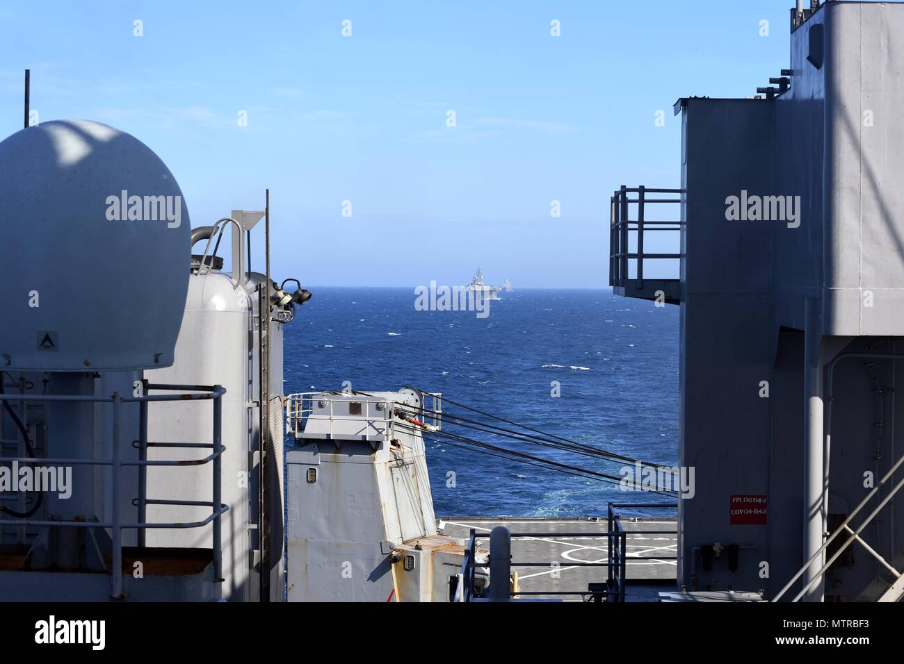 170118-N-ME988-014 OCÉAN ATLANTIQUE (janvier 1985). 18, 2017) - Le navire d'assaut amphibie USS Bataan (DG 5) et la station de transport amphibie USS Mesa Verde (LPD 19) naviguer derrière le quai de débarquement amphibie USS Carter Hall (LSD 50) au cours d'un exercice en commun avec Beryl tout droit le groupe d'intervention amphibie Bataan (ARG). L'ARG est en cours participant à l'exercice de l'unité de formation Composite (COMPTUEX). (U.S. Photo par marine Spécialiste de la communication de masse 1ère classe M. Darren Moore/libérés) Banque D'Images