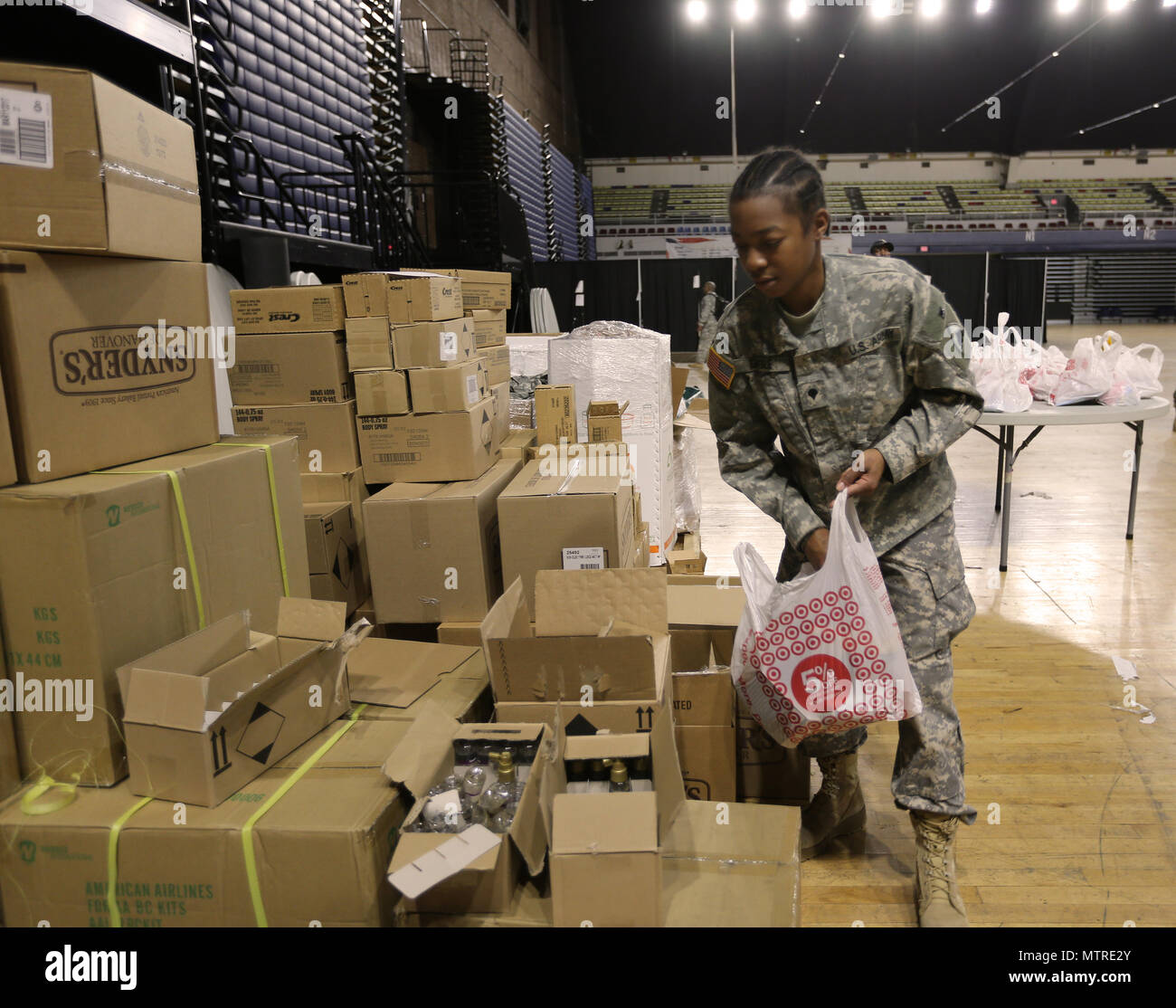 La CPS. Monique Dingle, affecté à la Garde nationale armée CC 104e compagnie de maintenance des paquets fait don de toilette gratuits et de l'alimentation au quartier général de la Force interarmées DC Le 18 janvier. Les forfaits de soins sont pour certains des plus de 7 500 aviateurs et Citizen-Soldiers de près de 40 États et territoires à travers les États-Unis qui va rejoindre la garde nationale du District de Columbia pour compléter la sécurité, les communications, le soutien logistique, l'assistance médicale et d'autres formes de soutien aux autorités civiles lors de la 58e Cérémonie d'investiture en tant que partie de Force-District de Colombie-Britannique pour organiser et fournir NAT Banque D'Images