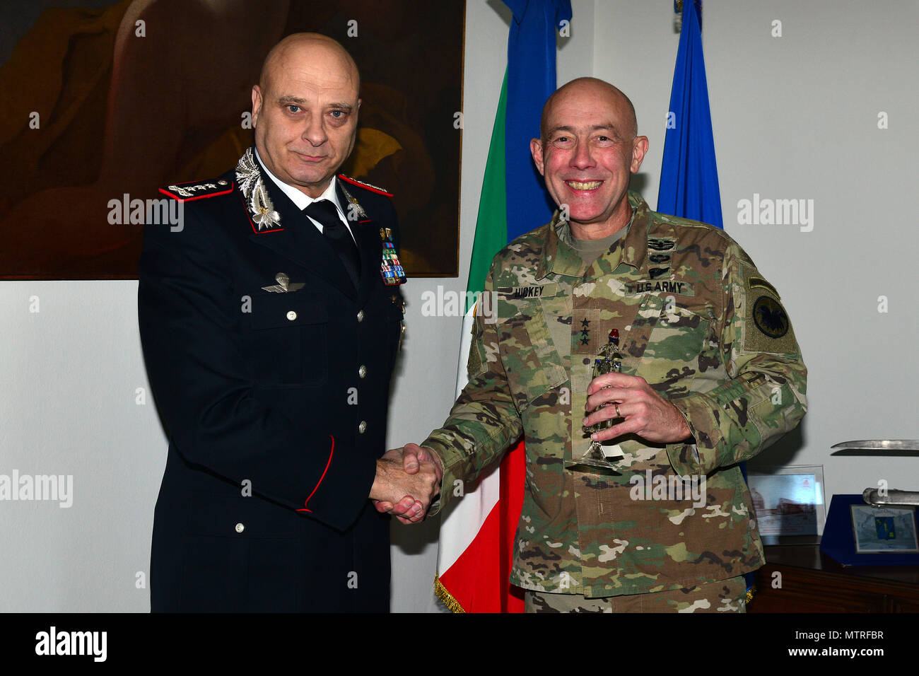 Le lieutenant Gen Vincenzo Coppola (à gauche), général commandant la "Carabinieri" Palidoro et unités mobiles spécialisées, remet un cadeau à Le Lieutenant-général Charles D. Luckey (droite), général commandant la réserve de l'armée américaine, pendant une visite à commande Centre d'excellence pour les unités de police de stabilité (COESPU) Vicenza, Italie, 20 janvier 2017.(U.S. Photo de l'armée par Visual Spécialiste de l'information Paolo Bovo/libérés) Banque D'Images