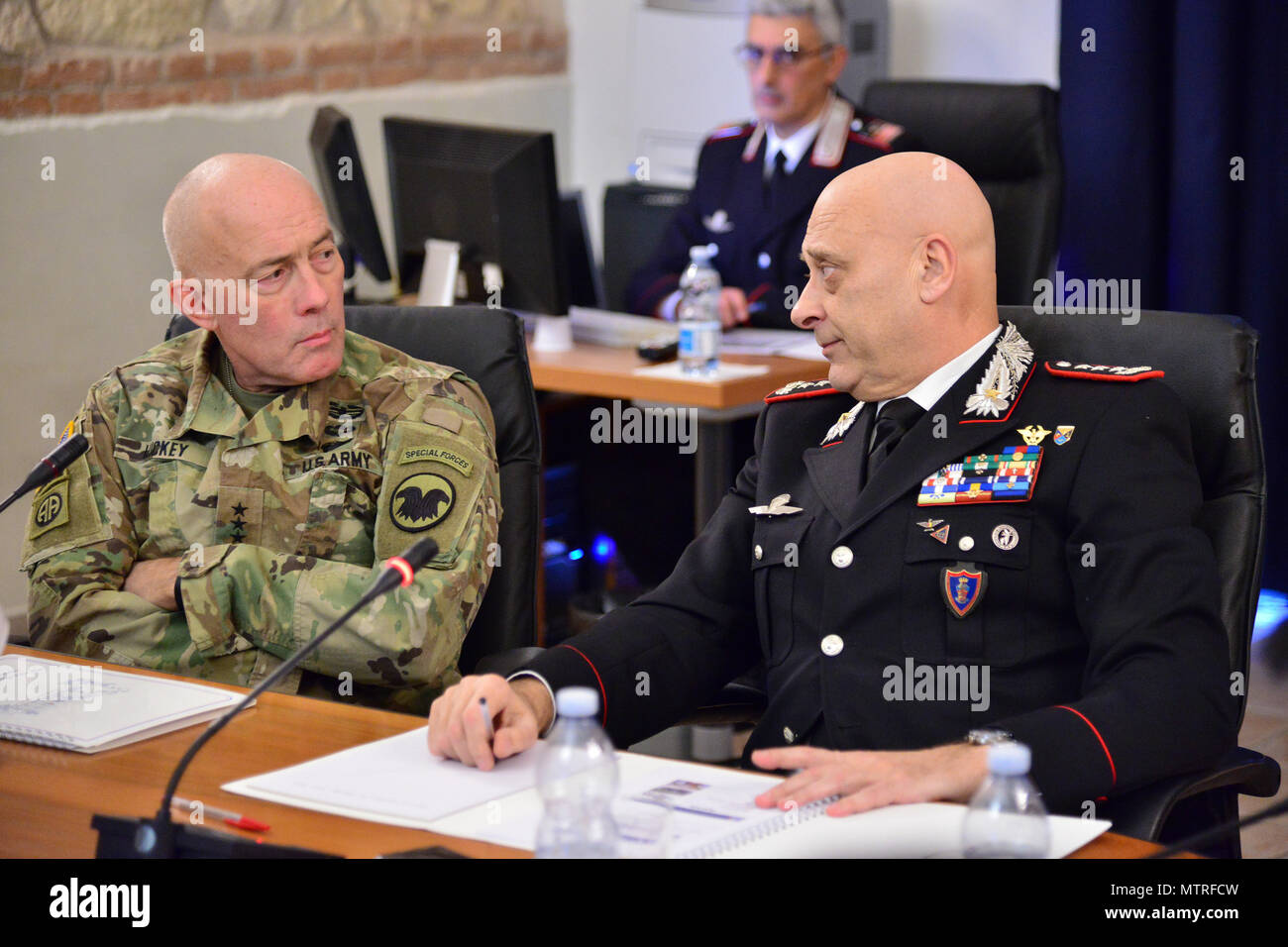 Le lieutenant Gen Vincenzo Coppola (à gauche), général commandant la "Carabinieri" Palidoro et unités mobiles spécialisées, entretien avec le Lieutenant-général Charles D. Luckey (à gauche), général commandant la réserve de l'armée américaine Commande, lors de la visite au Centre d'excellence pour les unités de police de stabilité (COESPU) Vicenza, Italie, 20 janvier 2017.(U.S. Photo de l'armée par Visual Spécialiste de l'information Paolo Bovo/libérés) Banque D'Images