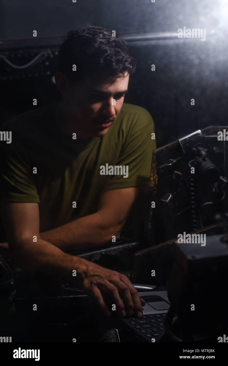 Océan Atlantique (janvier 1985). 22, 2017) Le Cpl. Dennis Parker de l'escadron 365 à rotors basculants moyen maritime (renforcée), effectue une inspection de phase sur un hélicoptère Cobra AH-1W avant les opérations de vol à bord du navire d'assaut amphibie USS Bataan (DG 5). Bataan est en cours la réalisation de l'unité de formation Composite (Exercice COMPTUEX) avec le groupe amphibie Bataan en préparation pour un prochain déploiement. (U.S. Photo par marine Spécialiste de la communication de masse 3e classe Raymond Minami/libérés) Banque D'Images