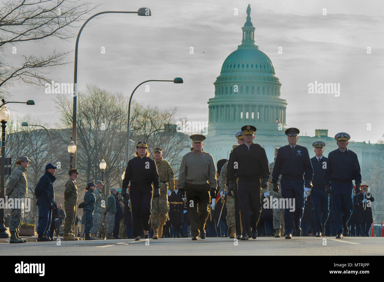 Le leadership militaire américaine mars pendant la parade inaugurale du Département de la Défense répétition générale dans le District de Columbia, le 15 janvier 2017. Environ 5 000 membres ont participé à l'entretien d'éléments musicaux, la couleur des gardes, saluer les batteries et les cordons d'honneur pour le défilé des répétitions. (U.S. Air Force photo par un membre de la 1re classe Valentina Lopez) Banque D'Images