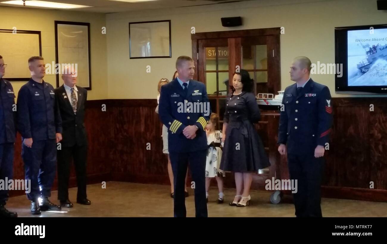 Le capitaine Michael Trimpert, commandant du Secteur de la Garde côtière canadienne, North Bend, accueille des membres de l'équipage, de la famille et des invités comme il ouvre une cérémonie à Maître de 1re classe Lucas Nelson's surfman certification au poste de garde-côte Yaquina Bay à Newport, Oregon, 12 janvier, 2017. Trimpert discuté de l'engagement et le dévouement requis par Nelson et sa famille à atteindre cet objectif. Photo de la Garde côtière des États-Unis par Seaman Johanna Strickland. Banque D'Images