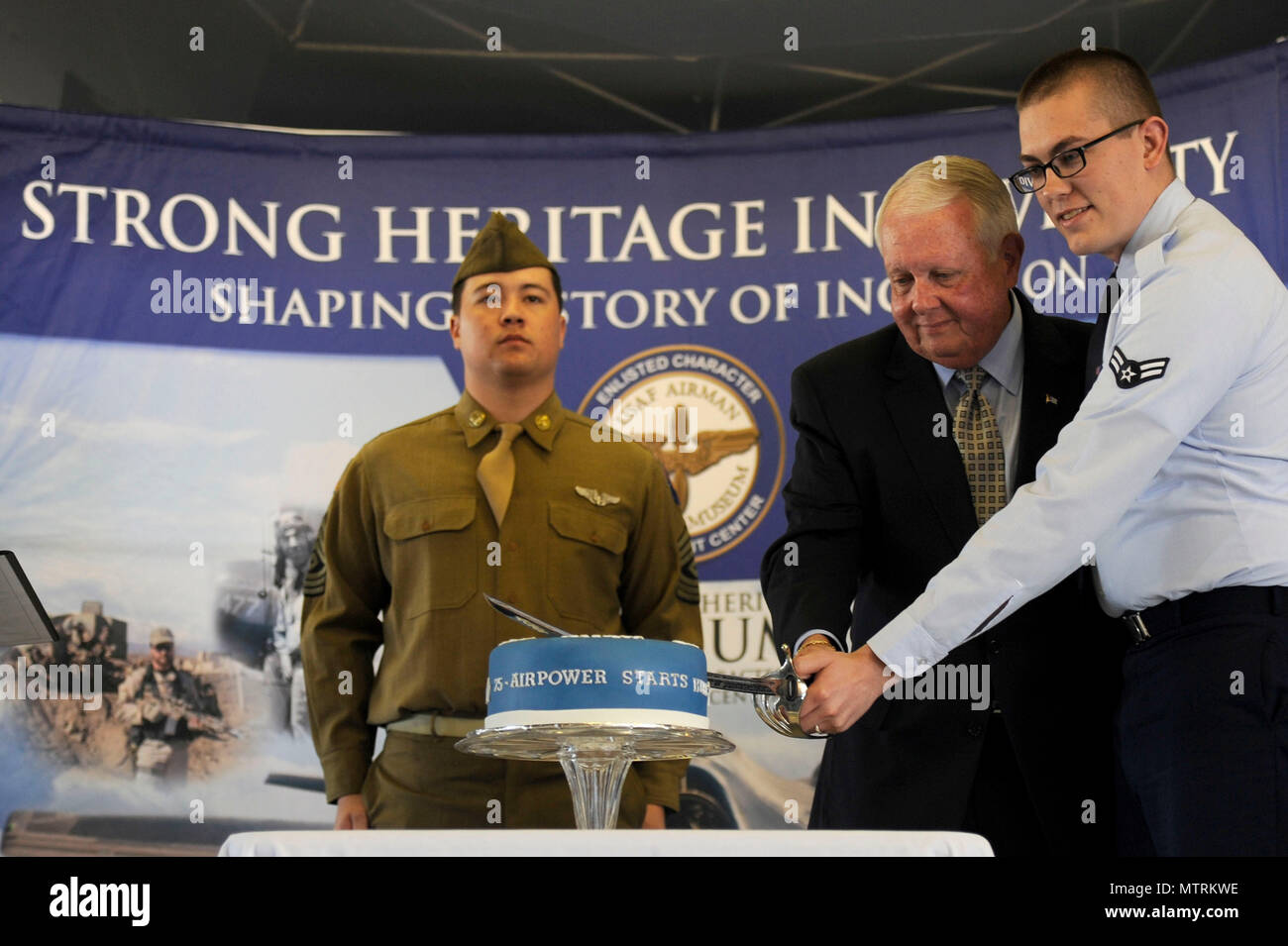 Ret. Gen 27 Hal Hornburg, commandant du Commandement de l'éducation et de la formation, coupe un gâteau avec un membre de la 1re classe Matthew Turner, commandant de l'AETC personnel de soutien, à la 75e AETC Extravaganza at Joint Base San Antonio-Randolph, Texas, le 23 janvier 2017. Le gâteau d'inauguration s'est achevée officiellement les festivités. L'événement a été organisée à l'occasion de la 75-ans d'histoire de la formation des aviateurs à voler, combattre et gagner la guerre. (U.S. Air Force photo de Tech. Le Sgt. Ave I. Young) Banque D'Images