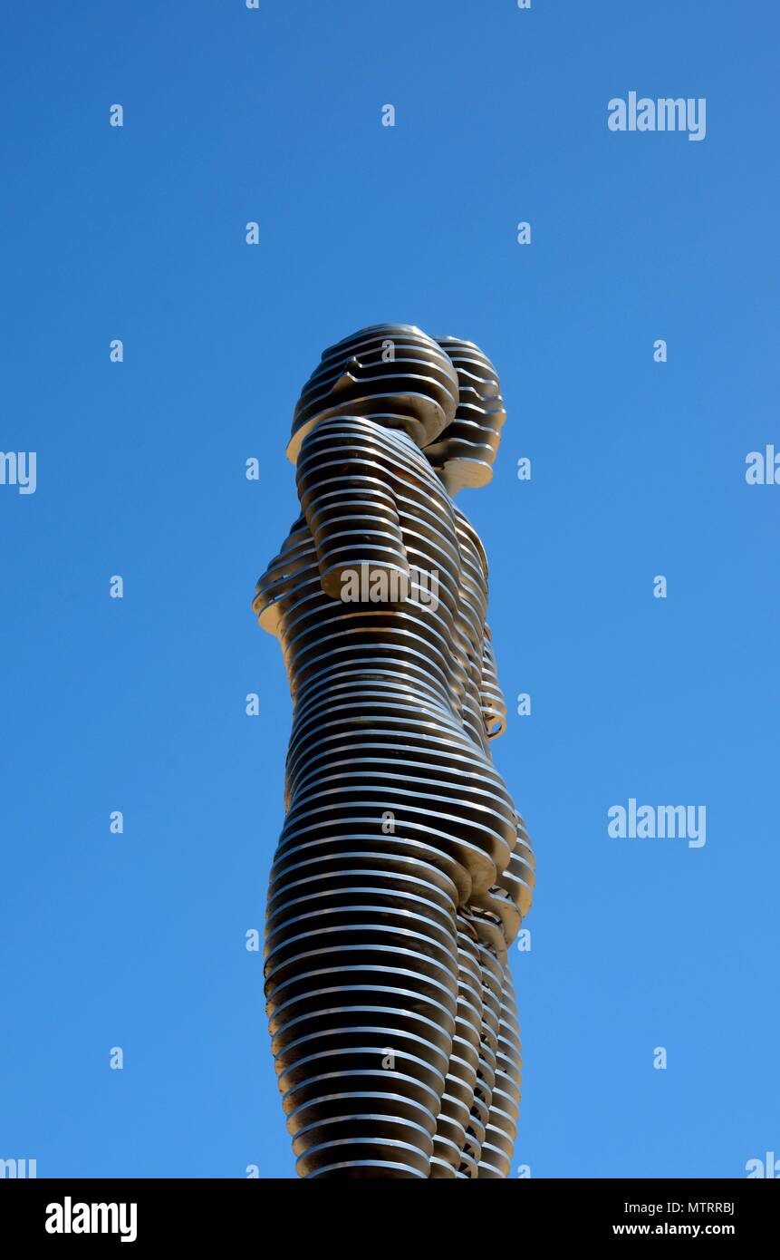 Ali Et Nino Azerbaidjanaise Et Georgienne Tragique Histoire D Amour Decrite Dans Giant Metal Sculpture Statue Demenagement Batumi En Georgie Photo Stock Alamy