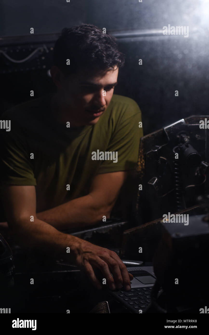 Océan Atlantique (janvier 1985). 22, 2017) Le Cpl. Dennis Parker de l'escadron 365 à rotors basculants moyen maritime (renforcée), effectue une inspection de phase sur un hélicoptère Cobra AH-1W avant les opérations de vol à bord du navire d'assaut amphibie USS Bataan (DG 5). Bataan est en cours la réalisation de l'unité de formation Composite (Exercice COMPTUEX) avec le groupe amphibie Bataan en préparation pour un prochain déploiement. (U.S. Photo par marine Spécialiste de la communication de masse 3e classe Raymond Minami/libérés) Banque D'Images