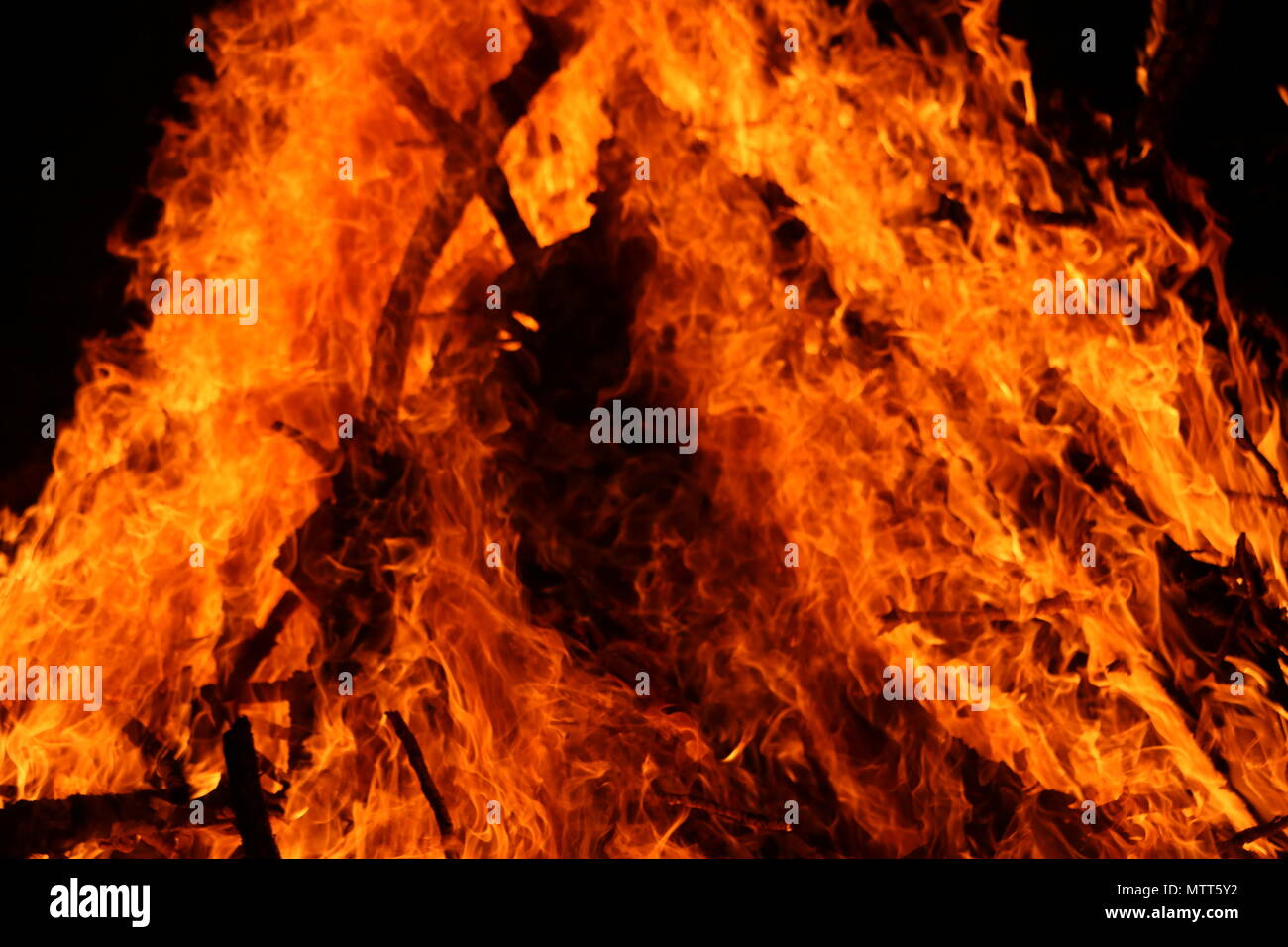 Libre d'un incendie dans la nuit Banque D'Images