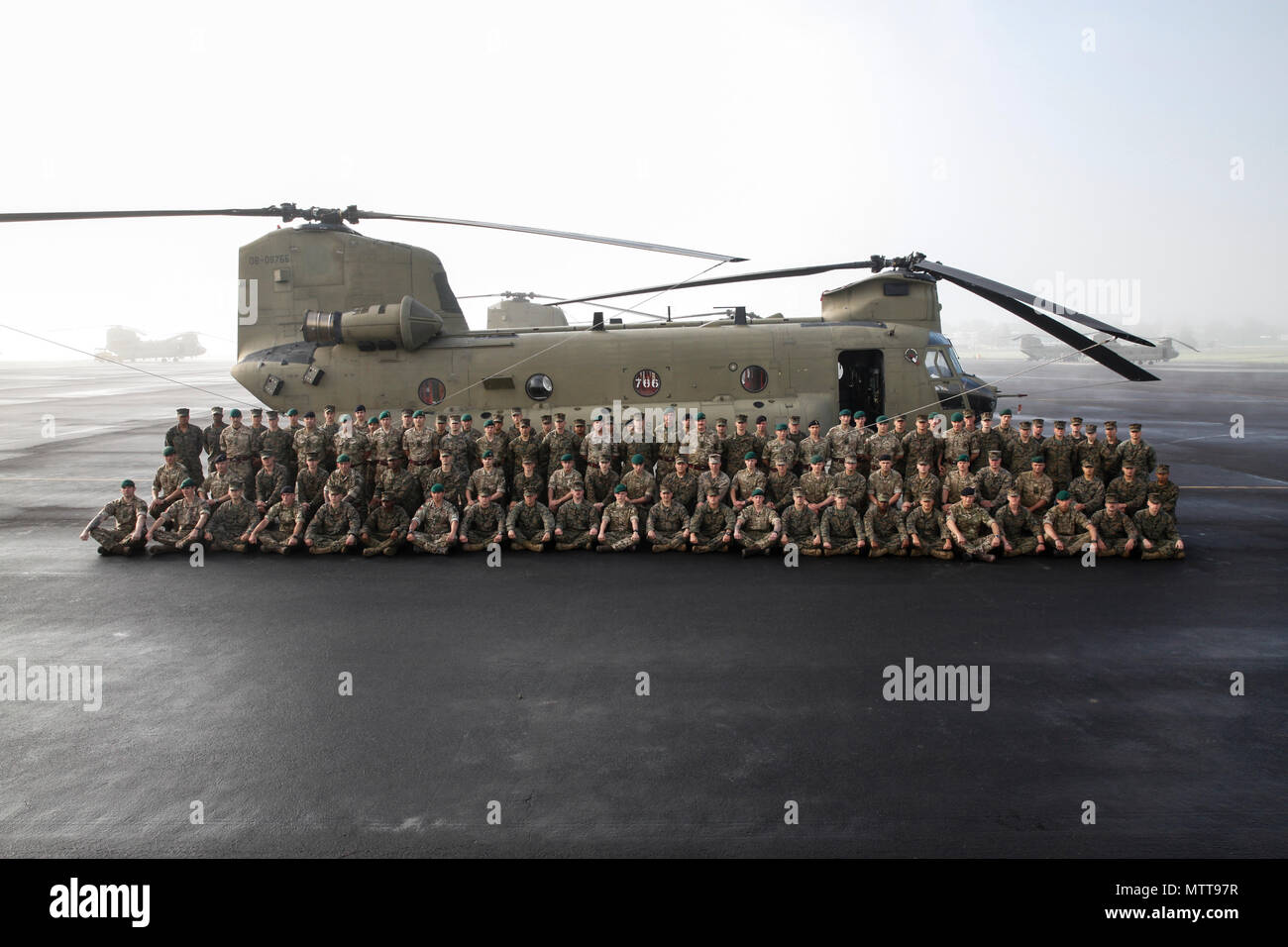 Les Marines américains avec le 6e Bataillon de soutien du génie, 4e Groupe Logistique, maritime et du commando britannique avec 131 Escadron Commando des Royal Engineers, l'armée britannique, posent pour une photo de groupe sur le terrain au cours de l'exercice Red Dagger à Fort Indiantown Gap, en Pennsylvanie, le 23 mai 2018. L'exercice Red poignard est un exercice d'entraînement bilatéral qui donne l'occasion d'échanger des Marines tactiques, techniques et procédures ainsi qu'établir des relations de travail avec leurs homologues britanniques. (U.S. Marine Corps photo par le Sgt. Melanie Wolf/libérés) Banque D'Images