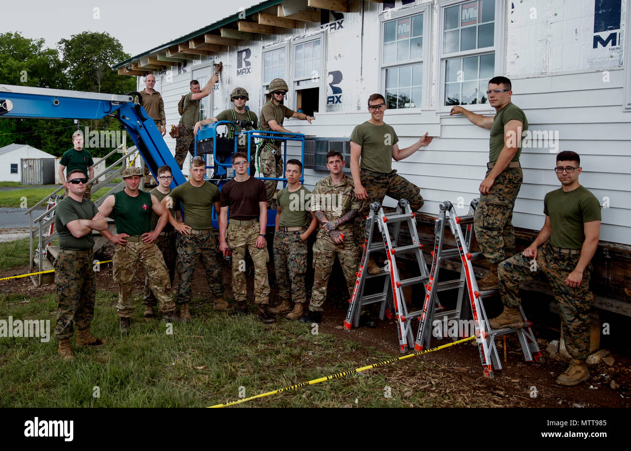 Les Marines américains avec le 6e Bataillon de soutien du génie, 4e Groupe Logistique, maritime et du commando britannique avec 131 Escadron Commando des Royal Engineers, l'armée britannique, posent pour une photo de groupe sur un site de construction au cours de l'exercice Red Dagger à Fort Indiantown Gap, en Pennsylvanie, le 23 mai 2018. L'exercice Red poignard est un exercice d'entraînement bilatéral qui donne l'occasion d'échanger des Marines tactiques, techniques et procédures ainsi qu'établir des relations de travail avec leurs homologues britanniques. (U.S. Marine Corps photo par le Sgt. Melanie Wolf/libérés) Banque D'Images