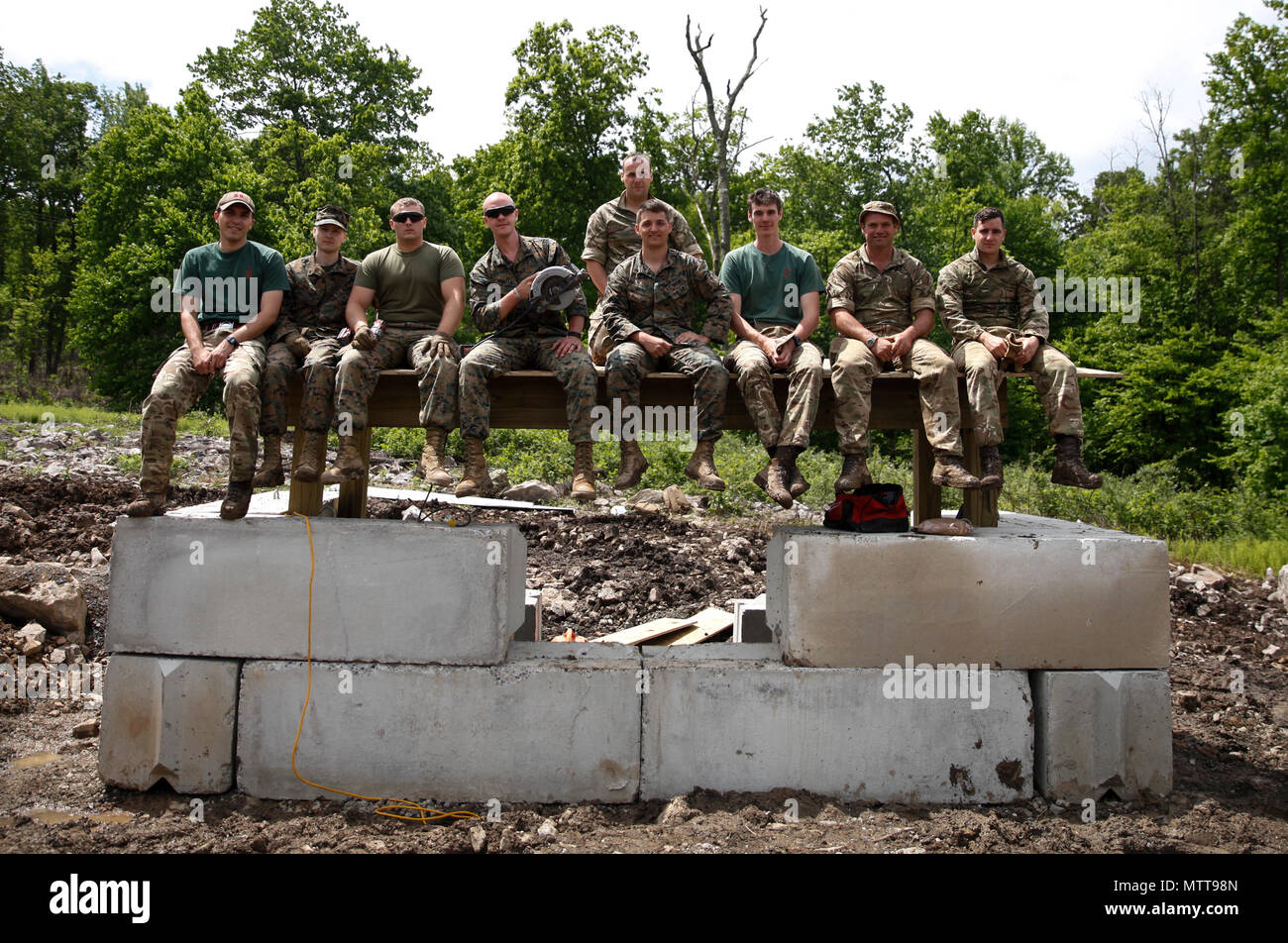 Les Marines américains avec le 6e Bataillon de soutien du génie, 4e Groupe Logistique, maritime et du commando britannique avec 131 Escadron Commando des Royal Engineers, l'armée britannique, posent pour une photo de groupe sur un site de construction au cours de l'exercice Red Dagger à Fort Indiantown Gap, en Pennsylvanie, le 23 mai 2018. L'exercice Red poignard est un exercice d'entraînement bilatéral qui donne l'occasion d'échanger des Marines tactiques, techniques et procédures ainsi qu'établir des relations de travail avec leurs homologues britanniques. (U.S. Marine Corps photo par le Sgt. Melanie Wolf/libérés) Banque D'Images