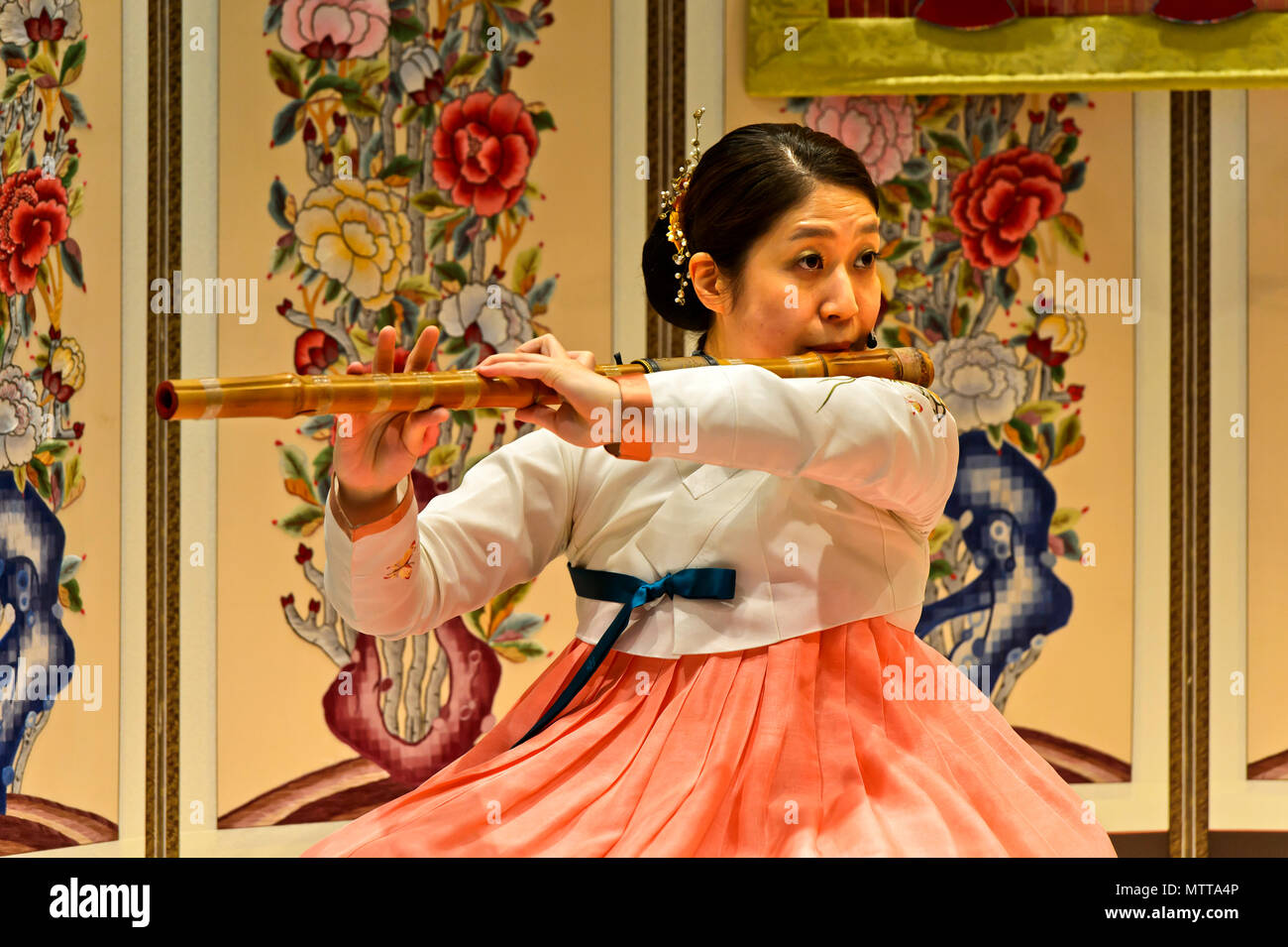 Femme jouant de la flûte traversière en bambou traditionnel daegeum, l'aéroport international Incheon de Séoul, Séoul, Corée du Sud Banque D'Images