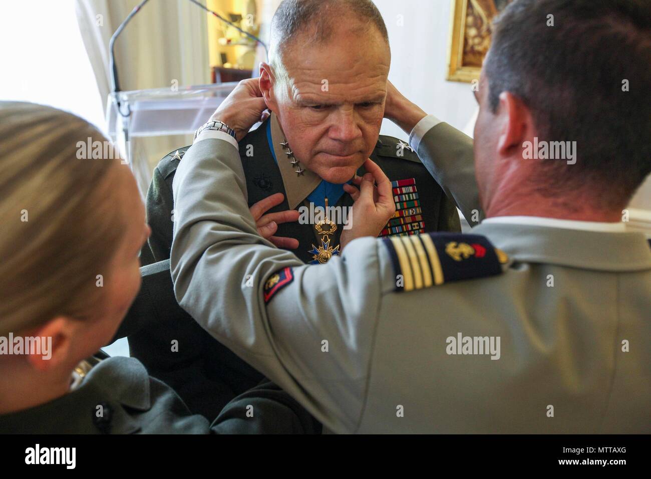 Commandant de la Marine Corps le général Robert B. Neller est a présenté un prix aux Invalides, Paris, France, le 24 mai 2018. Gen. Neller a reçu l'Ordre national du mérite décerné par le chef de l'armée française, le Général Jean-Pierre bosser. (U.S. Marine Corps photo par le Sgt. Olivia G. Ortiz) Banque D'Images
