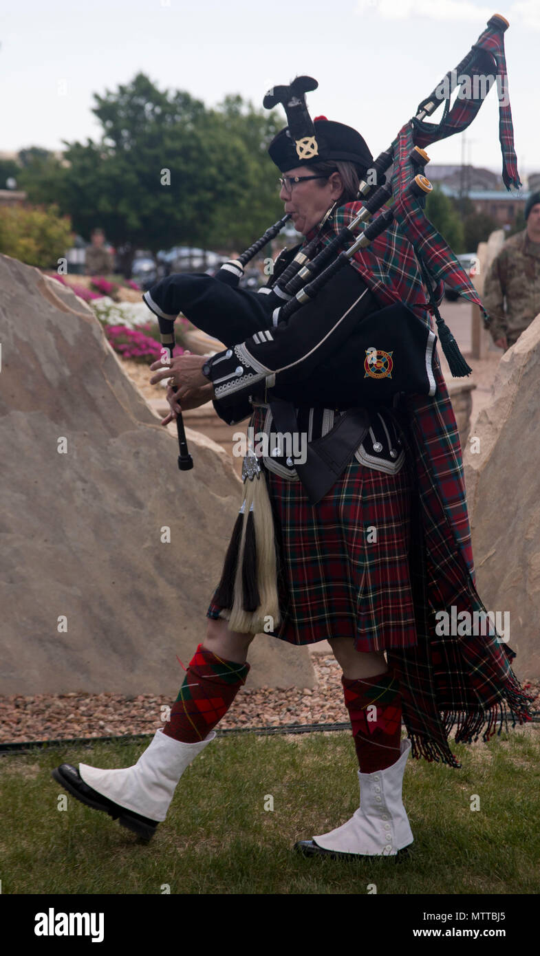 Une pipe major du 4610 Highlanders joue la chanson "Amazing Grace" sur sa  cornemuse pendant la cérémonie commémorative guerrier Post de montagne à  Fort Carson, Colorado, le 24 mai 2018. La cérémonie