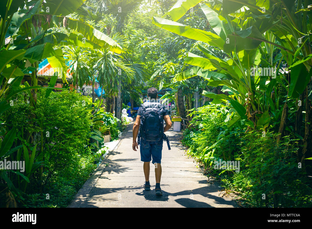 L'homme en Asie pendant un backpacker journée ensoleillée , vol en solo et vacations concept . Banque D'Images