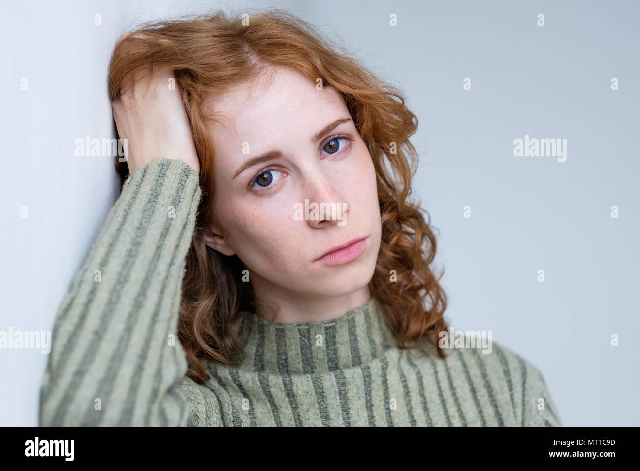 Jeune femme déçu avec les cheveux bouclés rouge Banque D'Images