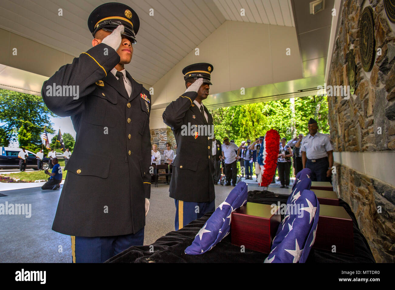 Le sergent de l'armée américaine. Bénissez Sherrill, à gauche, et Sgt. Raheem Rowell, tant avec le New Jersey Army National Guard, rendre honneurs au cours de la 27e mission du New Jersey d'honneur cérémonie au brigadier général William C. Doyle Memorial Cemetery at North Hanover Township, N.J., le 24 mai 2018. L'cremains de sept anciens combattants de la Seconde Guerre mondiale - James M. Bey, Walter R. joues, Herbert L. Felder, Leroy J. Jefferson, John G. Leake, Wesley Ross, et Charles R. Upshaw Sr., un vétéran de Corée, Booker Tullis Sr., un vétéran du Vietnam Samuel F. Dorsey Jr., et un vétéran de la guerre froide Willie E. Slater, ont été honorés au cours de Banque D'Images