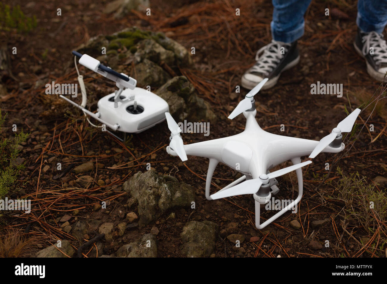 Homme debout avec le vol et la commande à distance de drones Photo Stock -  Alamy