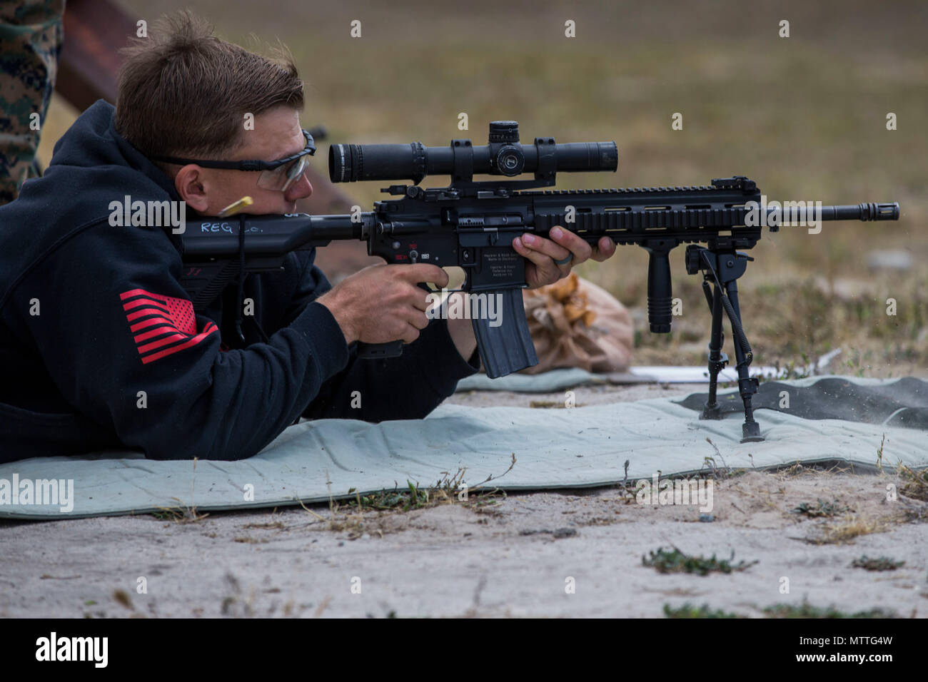 Le Sgt. Instructeur de combat, les cheveux d'argile, Centre de formation au tir du formel, de l'École d'Infantry-West, une M27 Fusil automatique d'infanterie à la di-W Live-Fire l'éducation militaire professionnelle et Match le Marine Corps Base Camp Pendleton, en Californie, le 26 mai 2018. Le M27 est un appareil léger et IAR-fed magazine, fusil semi-automatique. Cheveux a été décerné plusieurs médailles tout en concurrence avec le Corps des marines de l'équipe de l'adresse au tir et ont assisté à l'événement pour participer à la compétition de tir réel. (U.S. Marine Corps photo par Lance Cpl. Noah) Rudash Banque D'Images