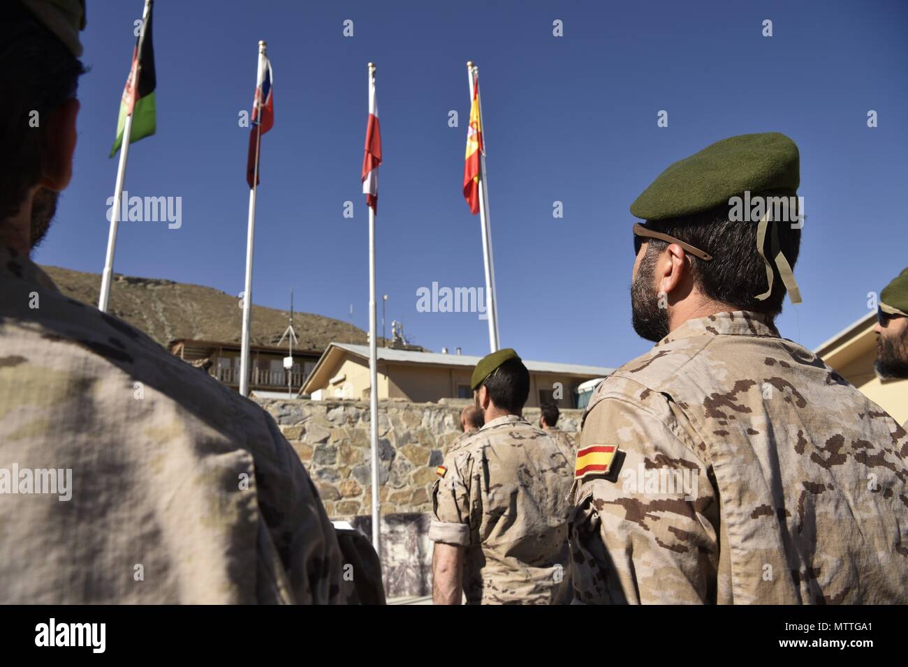 Kaboul, Afghanistan (24 mai 2018) -- des soldats des forces spéciales espagnoles, attribué à l'équipe consultative d'opérations spéciales (SOAT) avec l'Armée nationale afghane, le commandement des opérations spéciales de l'École d'excellence a procédé à une cérémonie de lever du drapeau de l'Espagne en faveur de la signalisation à l'OTAN et de sa gare, conseiller, aider Mission près de Kaboul, Afghanistan, le 24 mai 2018. (Photo de U.S. Army Master Sgt. Felix A. Figueroa) Banque D'Images