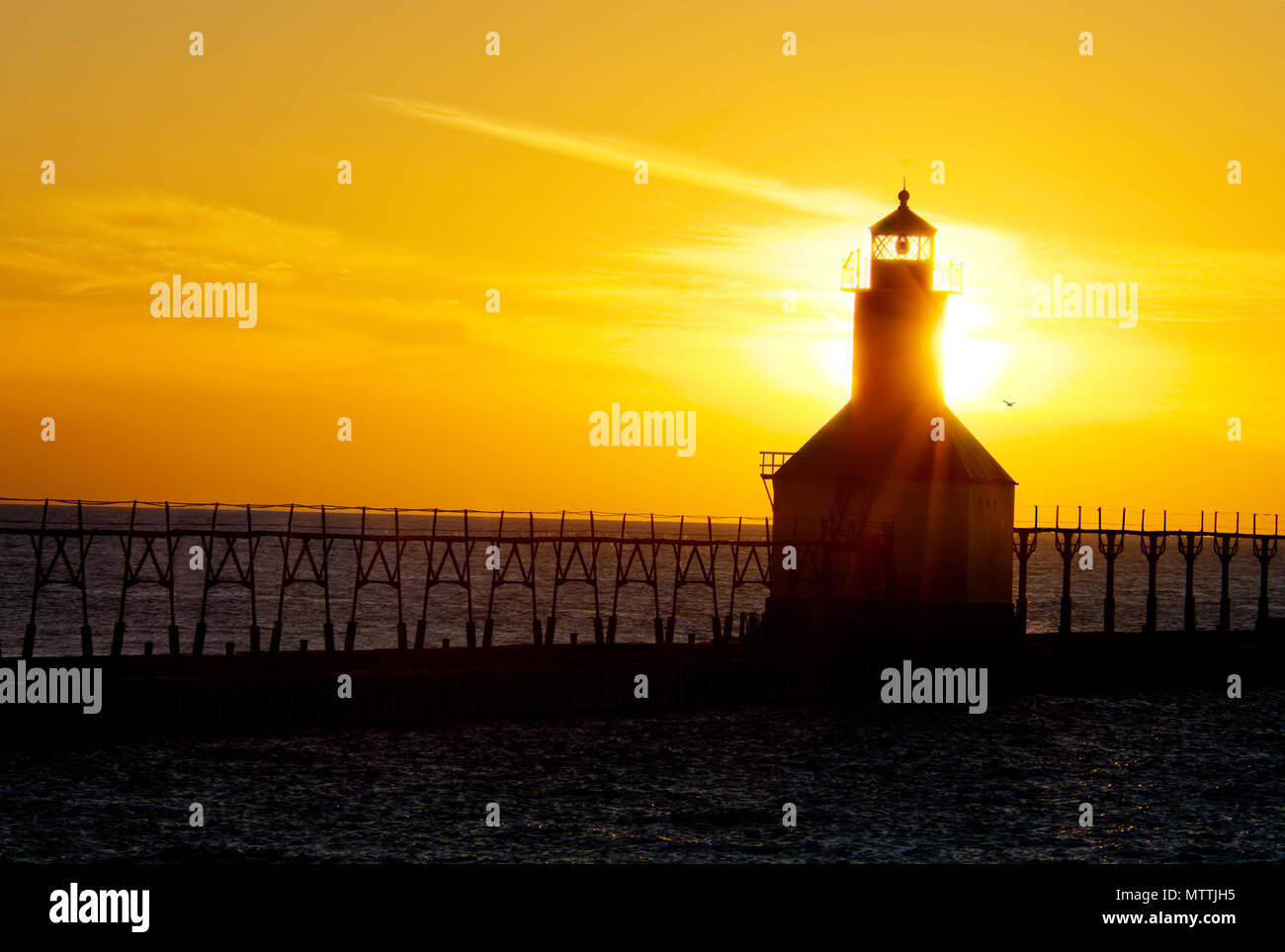 Saint Joseph Jetée Nord Lights en Saint Joseph, Michigan au coucher du soleil. Banque D'Images