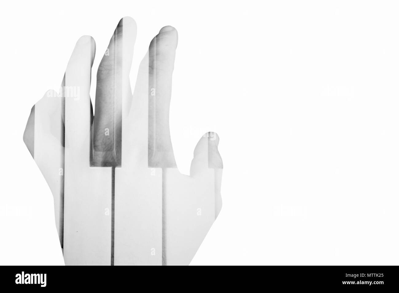 Fermeture des mains joue la mélodie au piano. Photo Mobile isolé sur blanc. Banque D'Images