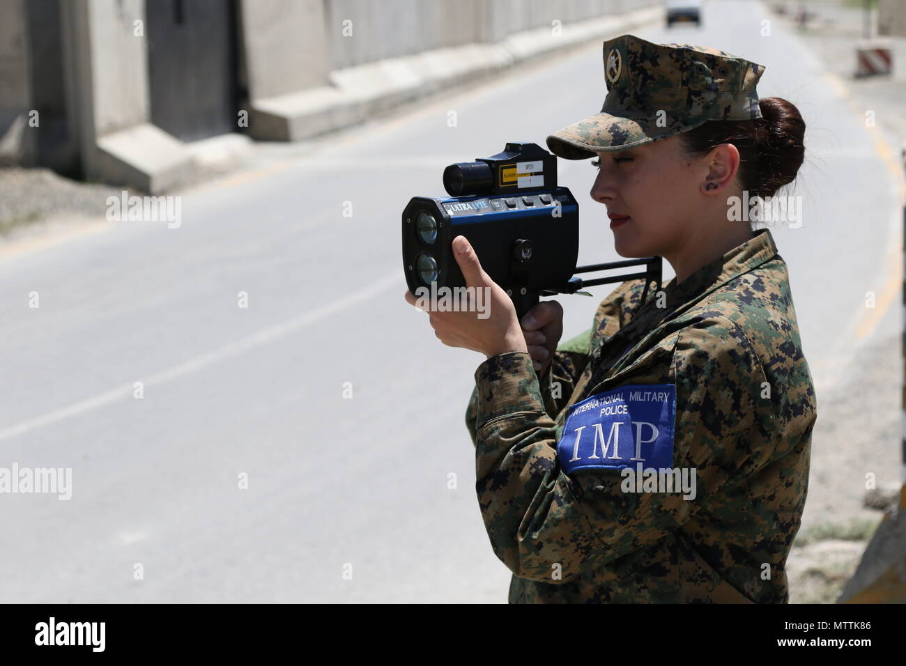 Kaboul, Afghanistan (mai 27, 2018) - Une force militaire internationale de police des Forces armées de Bosnie-Herzégovine effectue une patrouille de routine à l'Aéroport International d'Hamid Karzaï, le 27 mai 2018. La Bosnie-et-Herzégovine sont l'une des 39 nations qui jouent un rôle important dans l'appui résolu de l'OTAN mission. (Appui résolu photo de Jordanie Belser) Banque D'Images