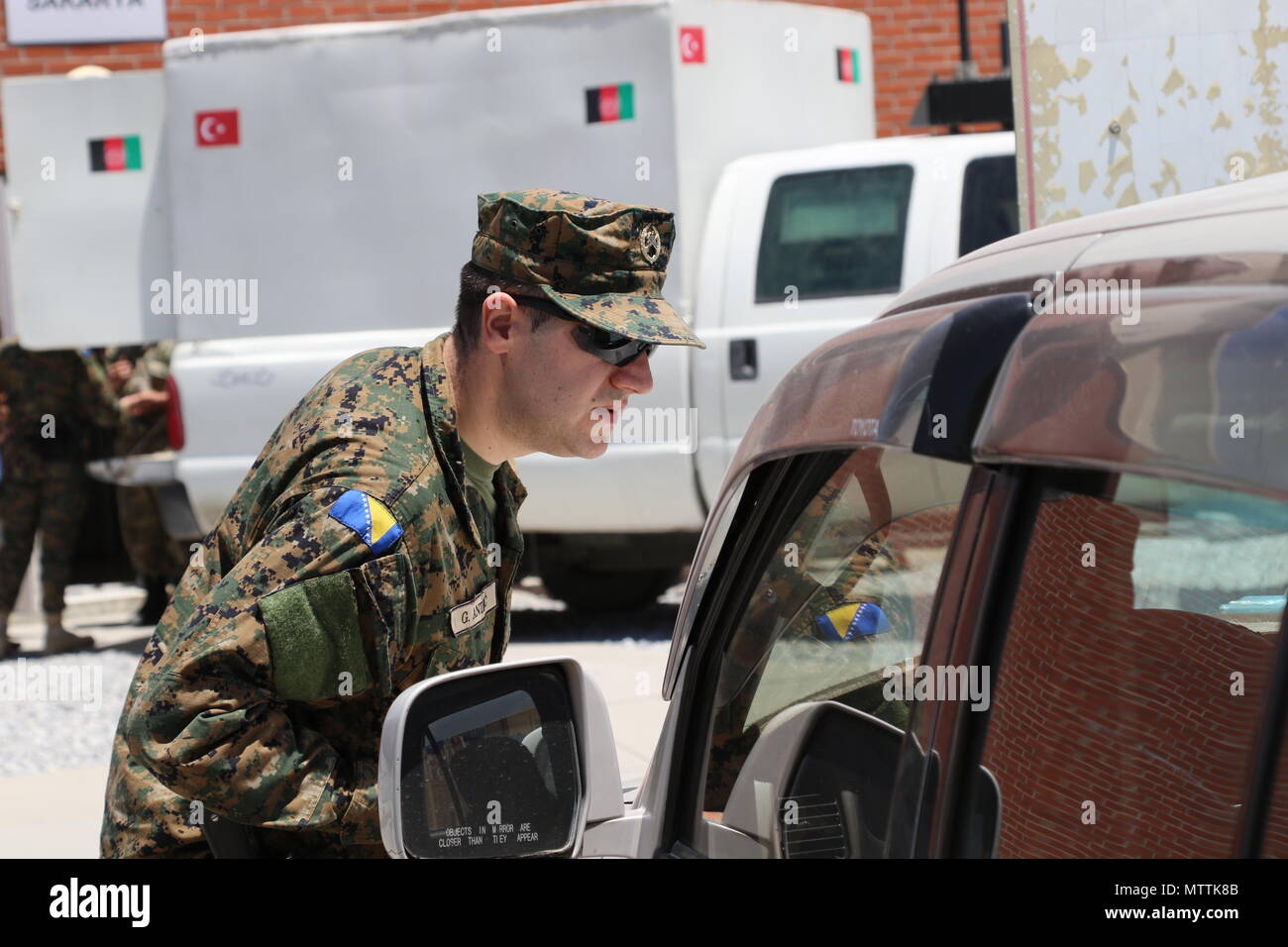 Kaboul, Afghanistan (mai 27, 2018) - Une organisation internationale de la Police militaire des Forces armées de Bosnie-Herzégovine effectue une patrouille de routine à l'Aéroport International d'Hamid Karzaï, le 27 mai 2018. La Bosnie-et-Herzégovine sont l'une des 39 nations qui jouent un rôle important dans l'appui résolu de l'OTAN mission. (Appui résolu photo de Jordanie Belser) Banque D'Images