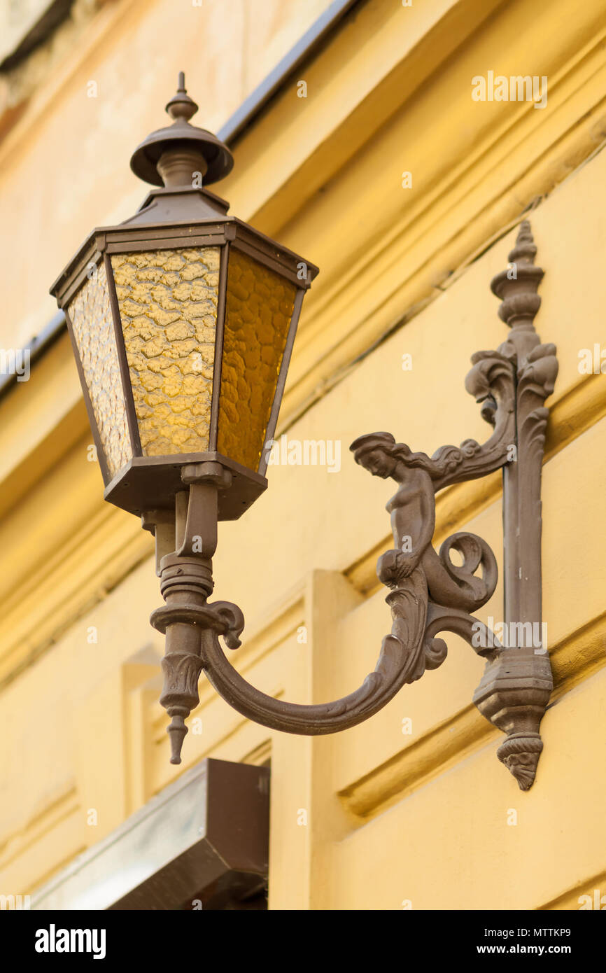 Réverbère sur le mur d'une maison ancienne Banque D'Images
