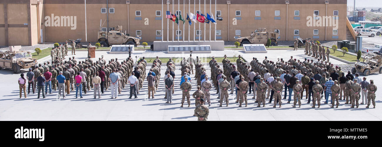 Une formation composée de la composante des opérations spéciales de l'OTAN conjointe militaires et civils hommage aux 11 membres des opérations spéciales à l'honneur au cours d'une cérémonie du Jour du Souvenir à Bagram, en Afghanistan, le 28 mai 2018. La cérémonie a récompensé les 11 guerriers tombés dont les noms ont été ajoutés à l'NSOCC-un monument historique depuis 2017 Memorial Day. (NSOCC-une photo par Sun Vega) Banque D'Images