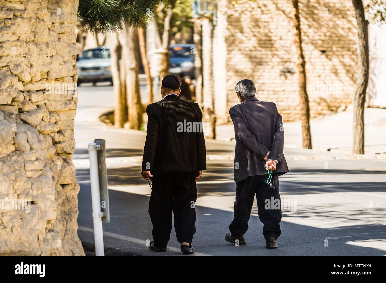 Vue sur deux homme marchant dans la rue en Iran Banque D'Images