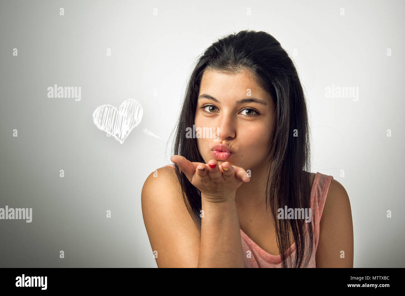 Belle brune adolescente blowing a kiss Banque D'Images