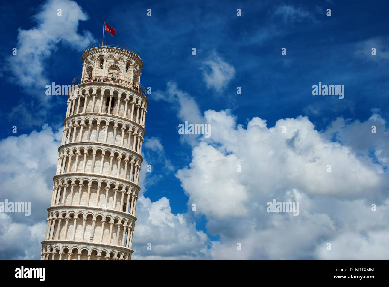La célèbre Tour Penchée de Pise parmi de beaux nuages Banque D'Images