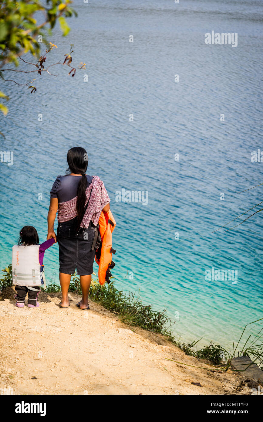 Mère et fille, le parc national Lagunas de Montebello, Lago Pojoj, Chiapas, Mexique Banque D'Images