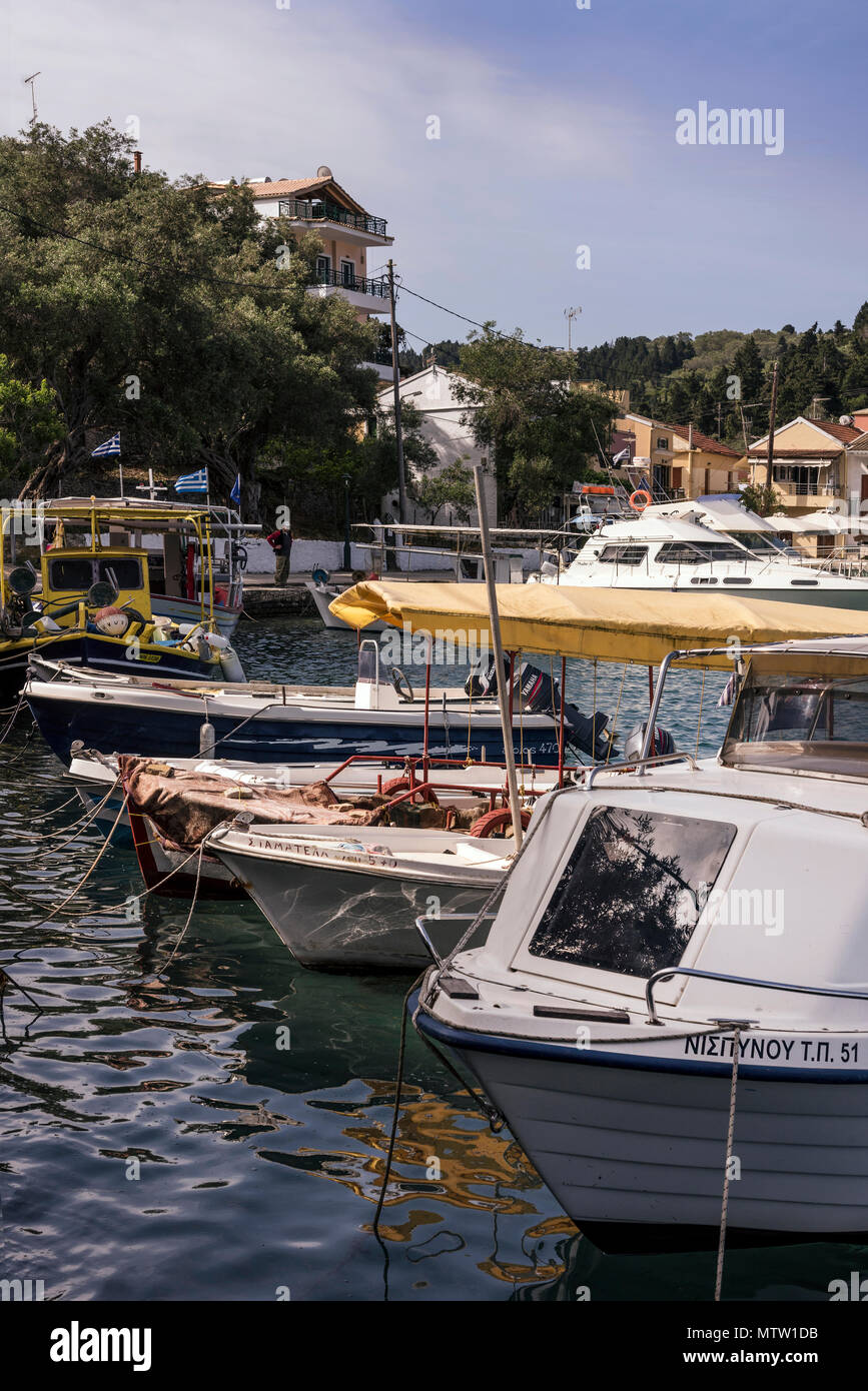Bateaux à Lakka Bay, Paxos. Banque D'Images