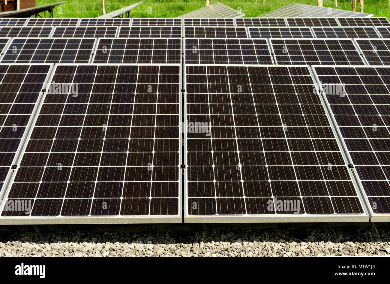 Close-up de grands panneaux solaires avec l'accent sur l'avant-plan. Cades Cove Tennessee. Banque D'Images