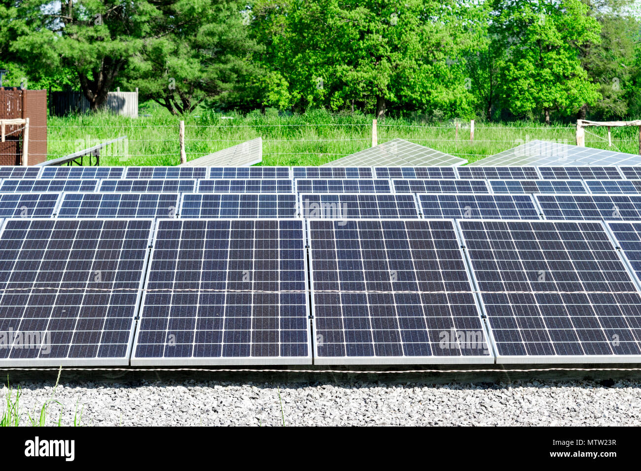 Un grand groupe de panneaux solaires dans la région de Tennessee Cades Cove. Banque D'Images