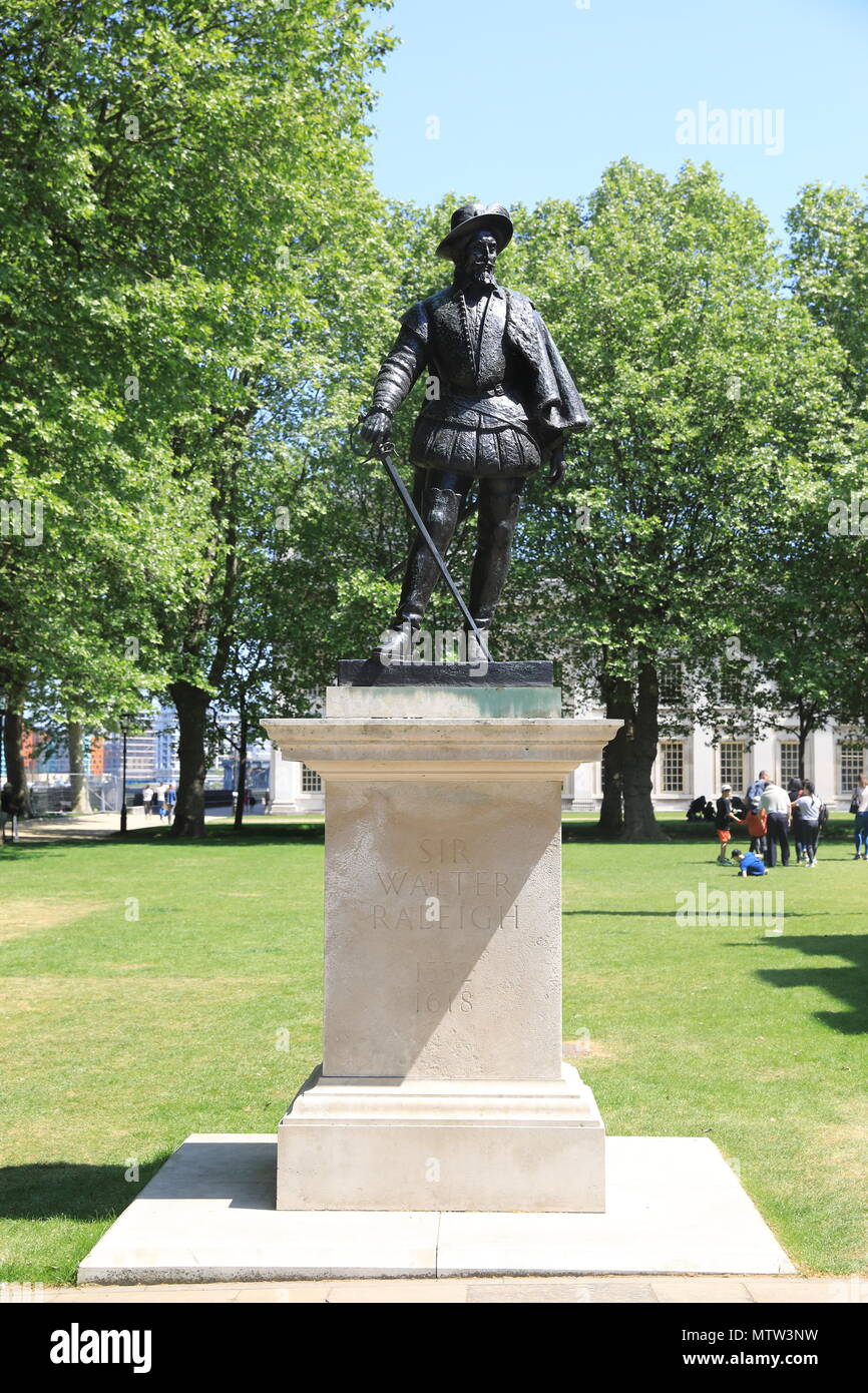 Statue commémorative de Sir Walter Raleigh, à l'extérieur de l'Vistor Center, à l'Old Royal Naval College à Greenwich, London, UK SE Banque D'Images