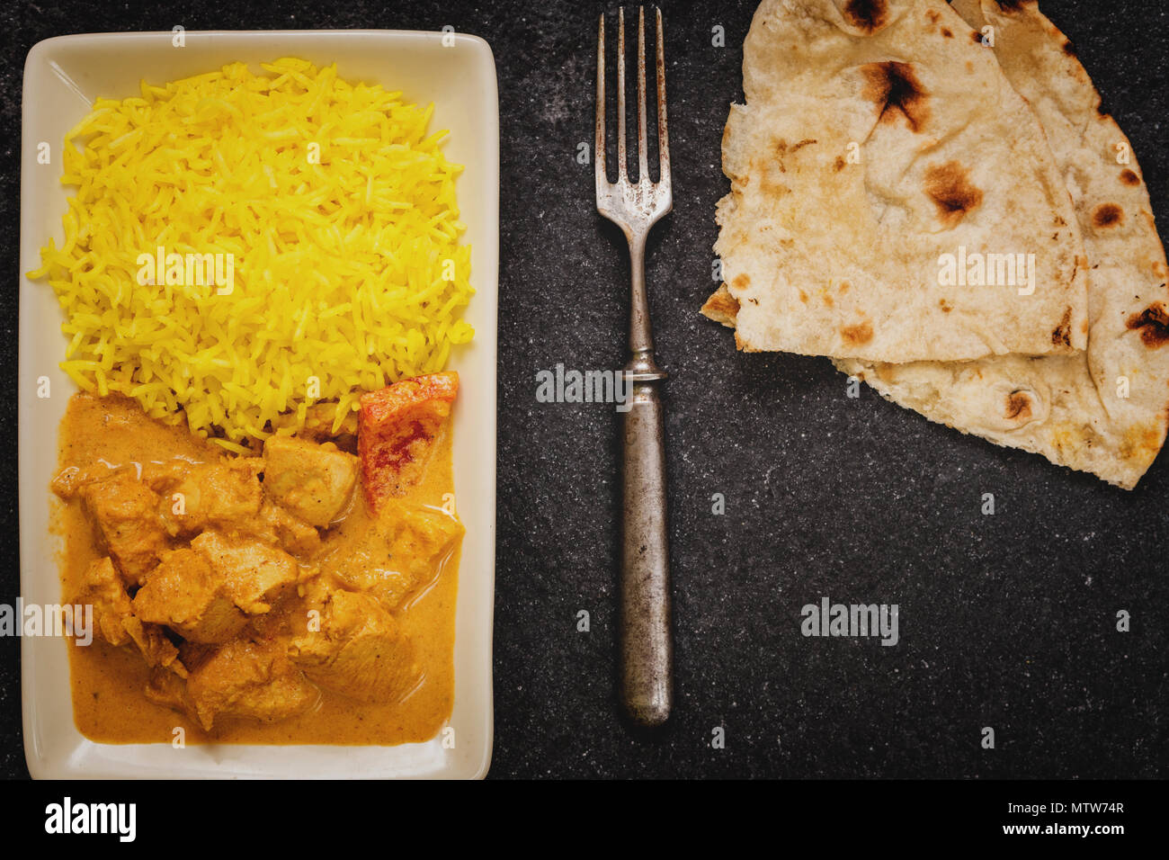 Beurre masala poulet avec riz au jasmin et chapati Banque D'Images
