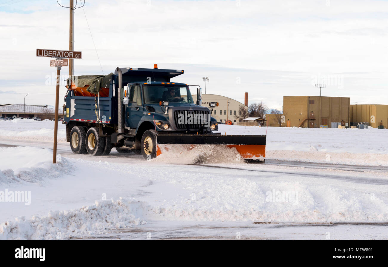 Un chasse-neige efface les routes de Mountain Home Air Force Base, Ohio, le 23 janvier 2017. Au cours de l'hiver saison marque l'un des plus hauts taux record de neige saisons pour New York dans les 32 dernières années. (U.S. Air Force photo par Airman Jeremy Wolff) Banque D'Images